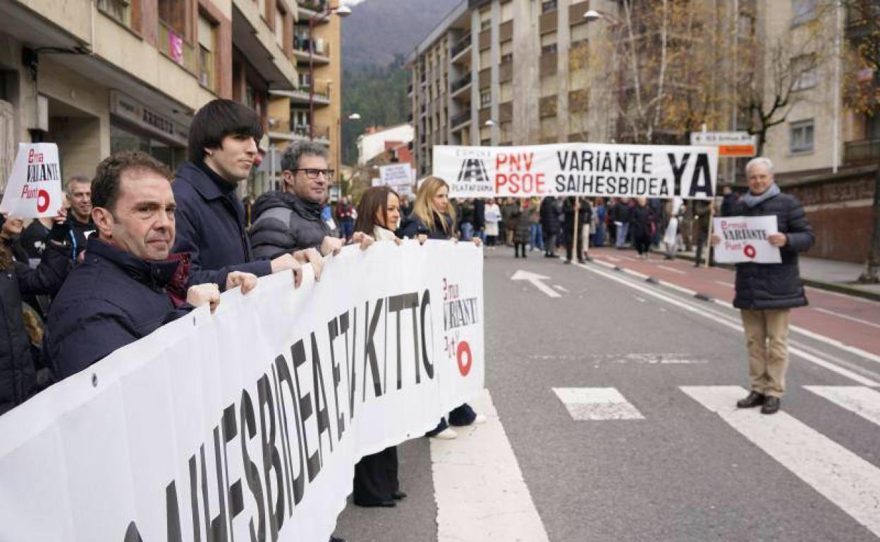 Imagen de la concentración del pasado 4 de febrero, con la pancarta de la plataforma al fondo