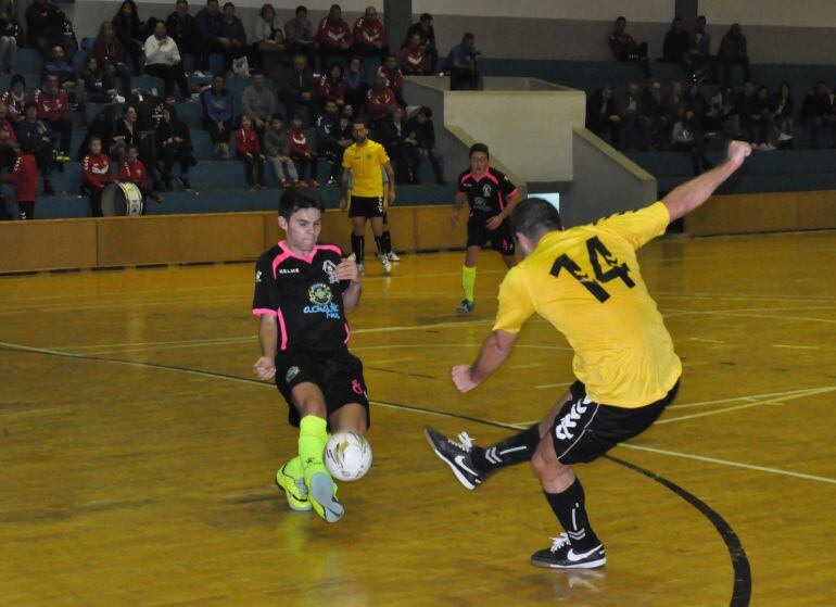 El jugador del Nueva Elda F. S. Javier Amorós disparando a puerta