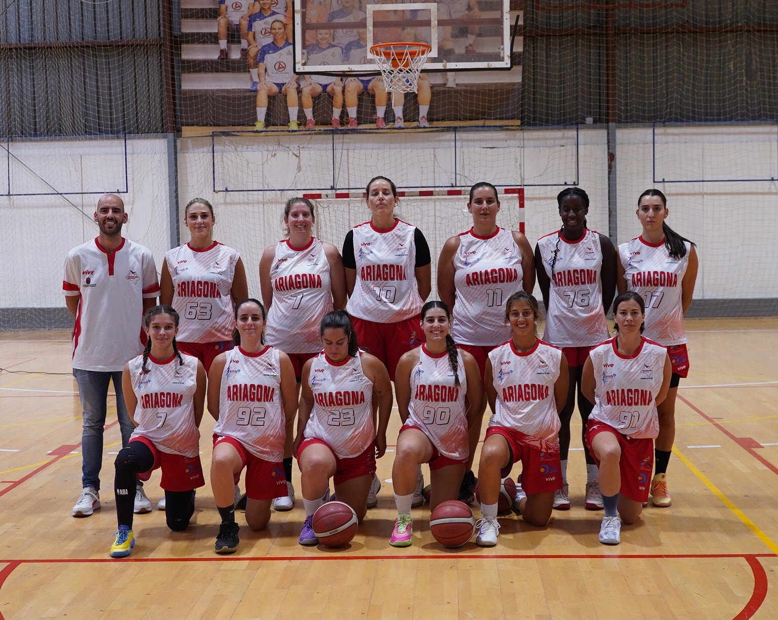 Jugadoras y técnico del CB Ariagona.