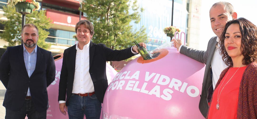 El alcalde de Fuenlabrada y la concejala de Consumo, junto con representantes de Ecovidrio, presentan la campaña &#039;Recicla vidrio por ellas&#039;.