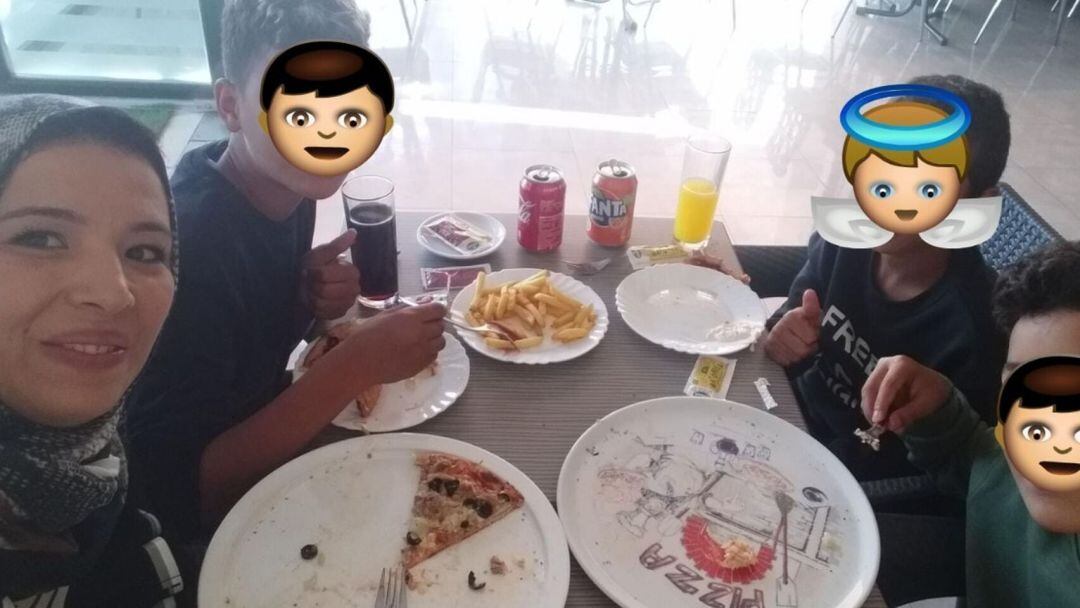 Nur Houda, con los tres niños comiendo en una pizzería tras el incidente en una foto colgada en sus redes sociales 
 