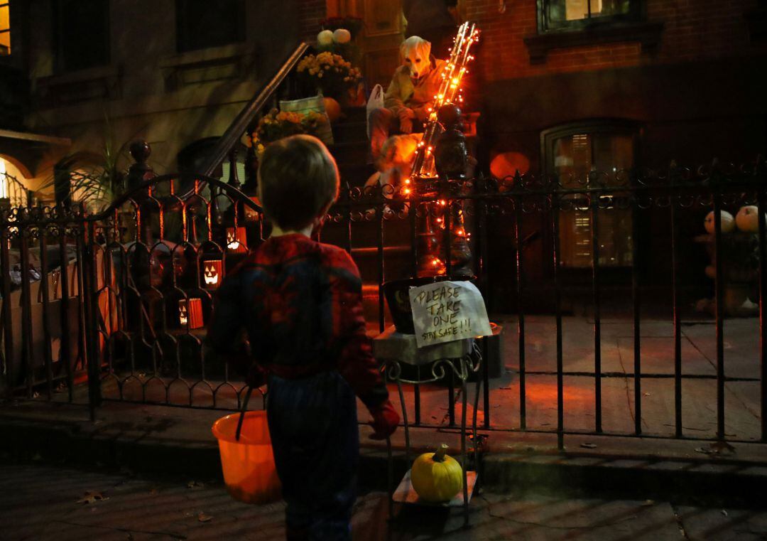 Un niño disfrazado en Halloween en Brooklyn, New York