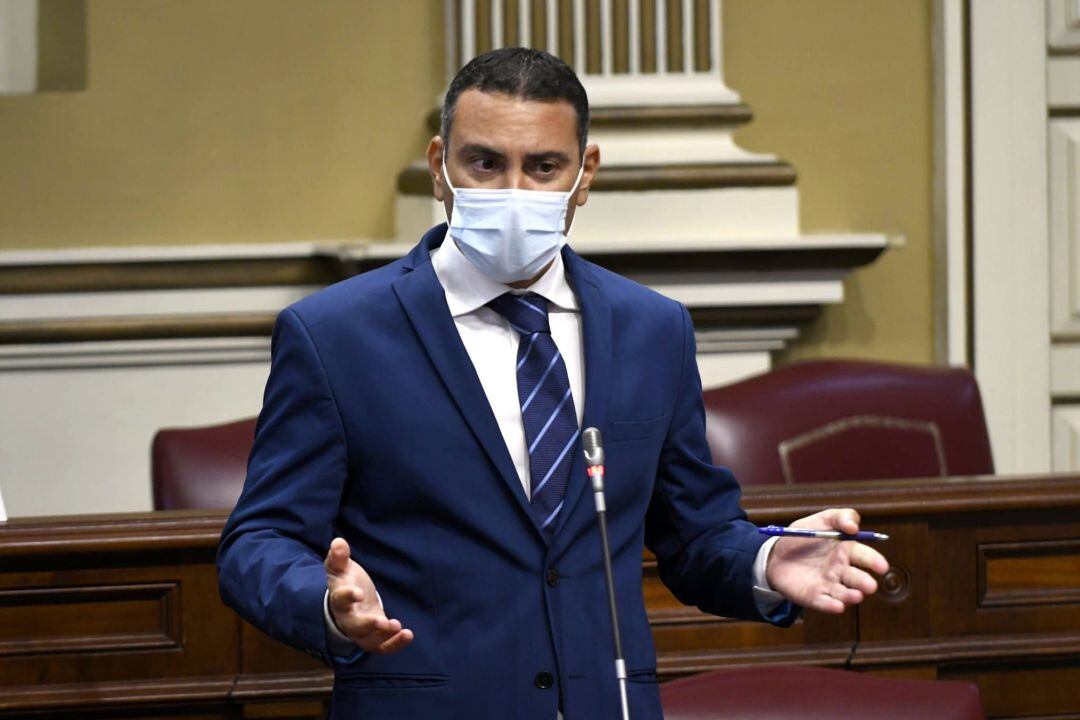 Oswaldo Betancort en el Parlamento de Canarias.