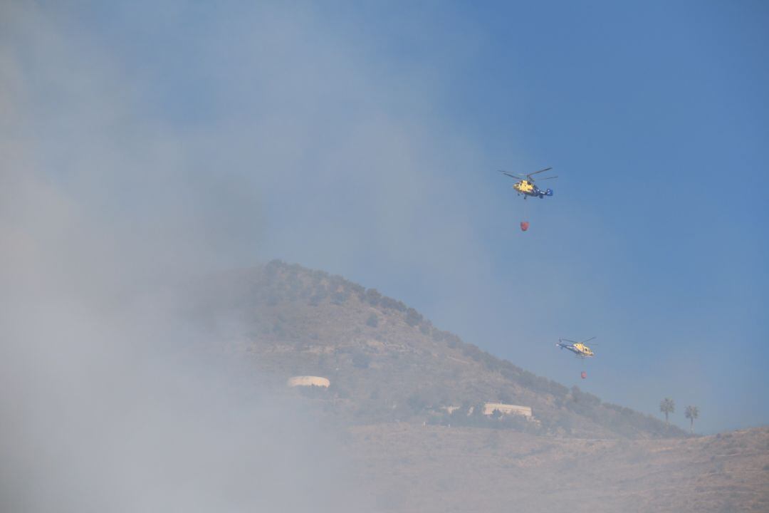 Miembros del Infoca intentan sofocar el incendio originado en el barranco de La Golondrina en los términos de  Almuñécar e Ítrabo