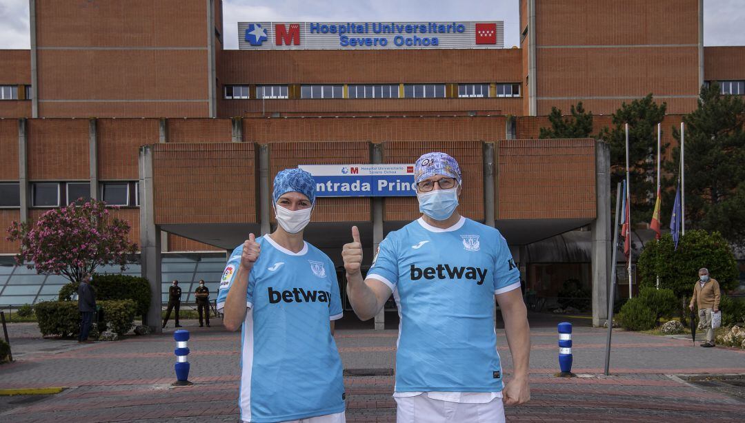 Mariví Camacho, supervisora de UCI, y el médico de Urgencias, Luis Díaz Izquierdo, posan con la camiseta que, según el &#039;Lega&#039;, &quot;lucirá el color azul sanitario tan reconocible también en las mascarillas que nos protegen ahora diariamente” y cuenta con detalles en blanco y el lema #GraciasHéroes&quot;.