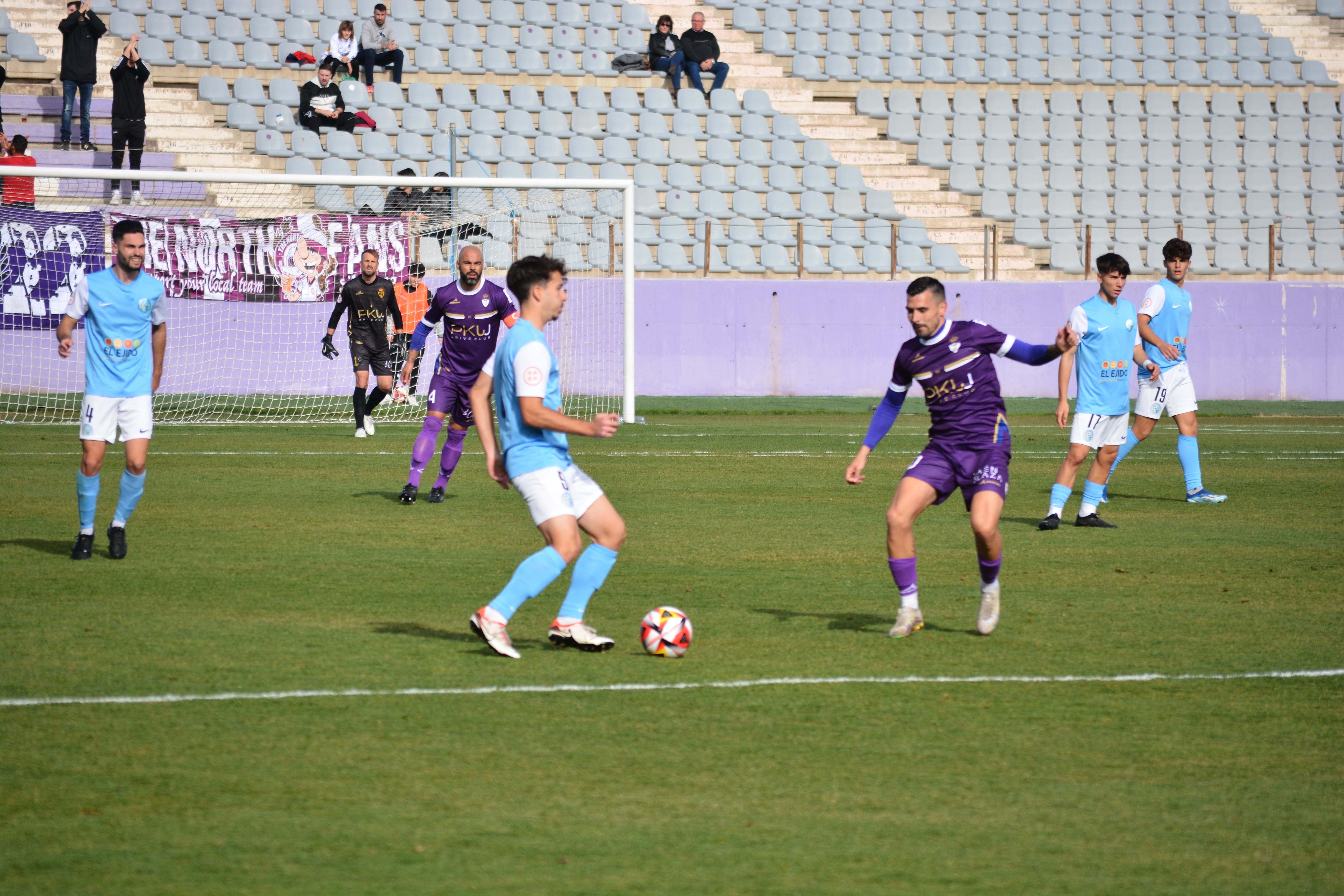 Un jugador del Ejido y Adri Paz,  el mejor del Real Jaén, pugnan por un balón en el medio campo.