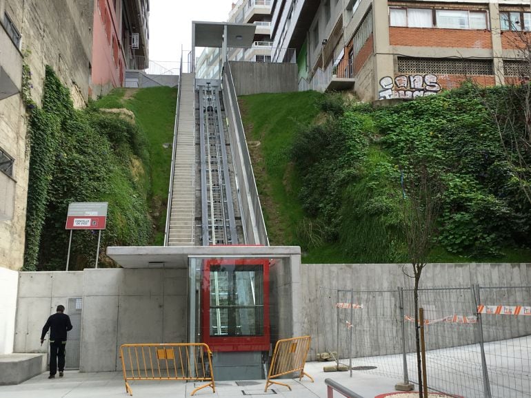 Un operario revisa el funcionamiento del ascensor el día antes de su puesta en marcha oficial