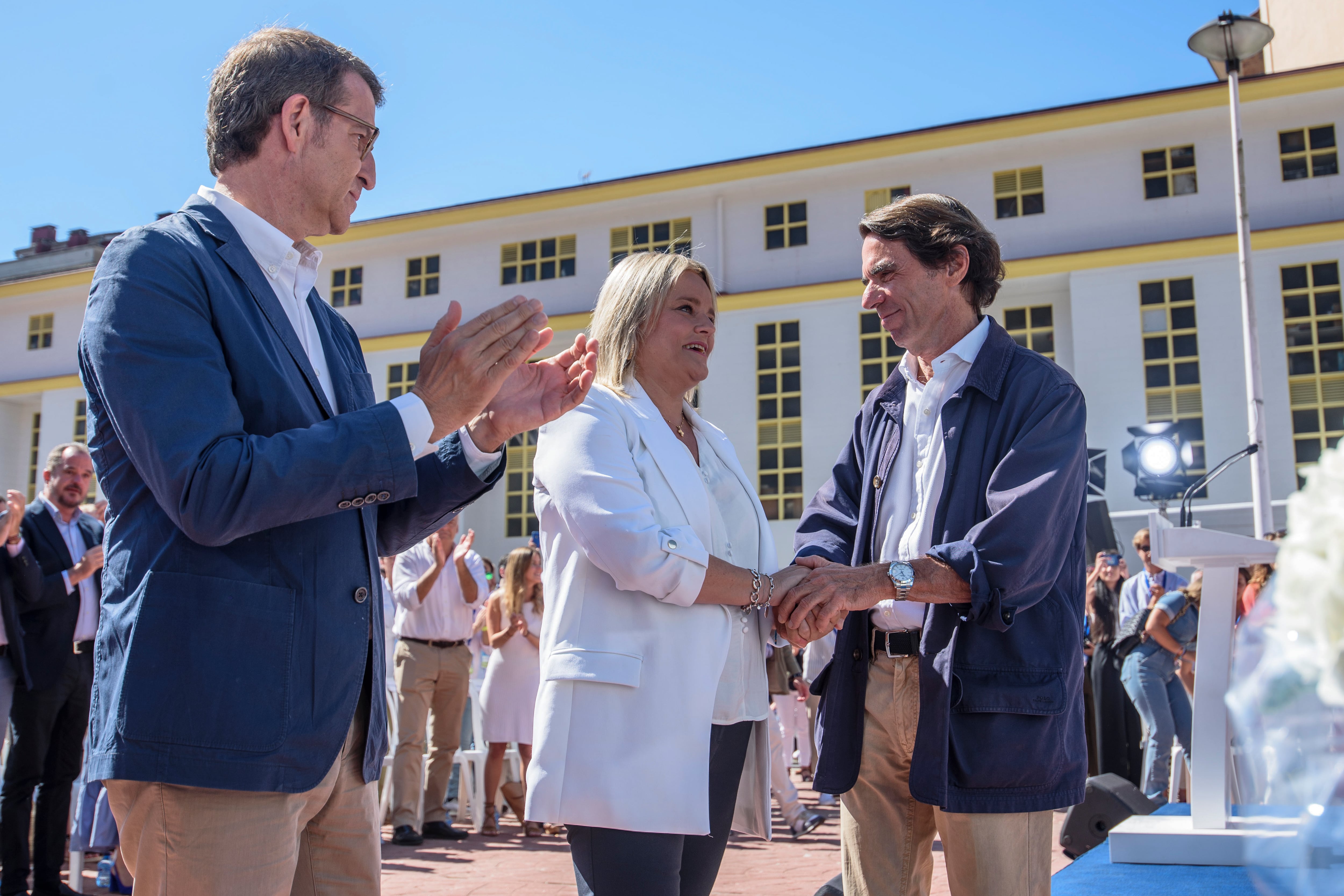 ERMUA (VIZCAYA), 09/07/2022.- El presidente del PP, Alberto Núñez Feijóo (i), la diputada de la Asamblea de Madrid y hermana del concejal asesinado por ETA en Ermua, Marimar Blanco (c), y el ex presidente del Gobierno José María Aznar (d) participan en el homenaje a Miguel Ángel Blanco con motivo del 25 aniversario de su secuestro y asesinato por ETA, durante la clausura de la Escuela de Verano Miguel Ángel Blanco, organizada por Nuevas Generaciones y el Grupo Parlamentario del PPE, este sábado en Ermua. EFE/Javier Zorrilla
