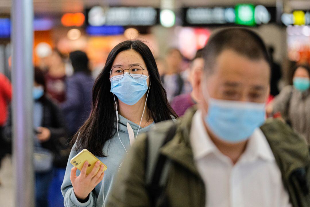 Personas con mascarilla en Hong Kong