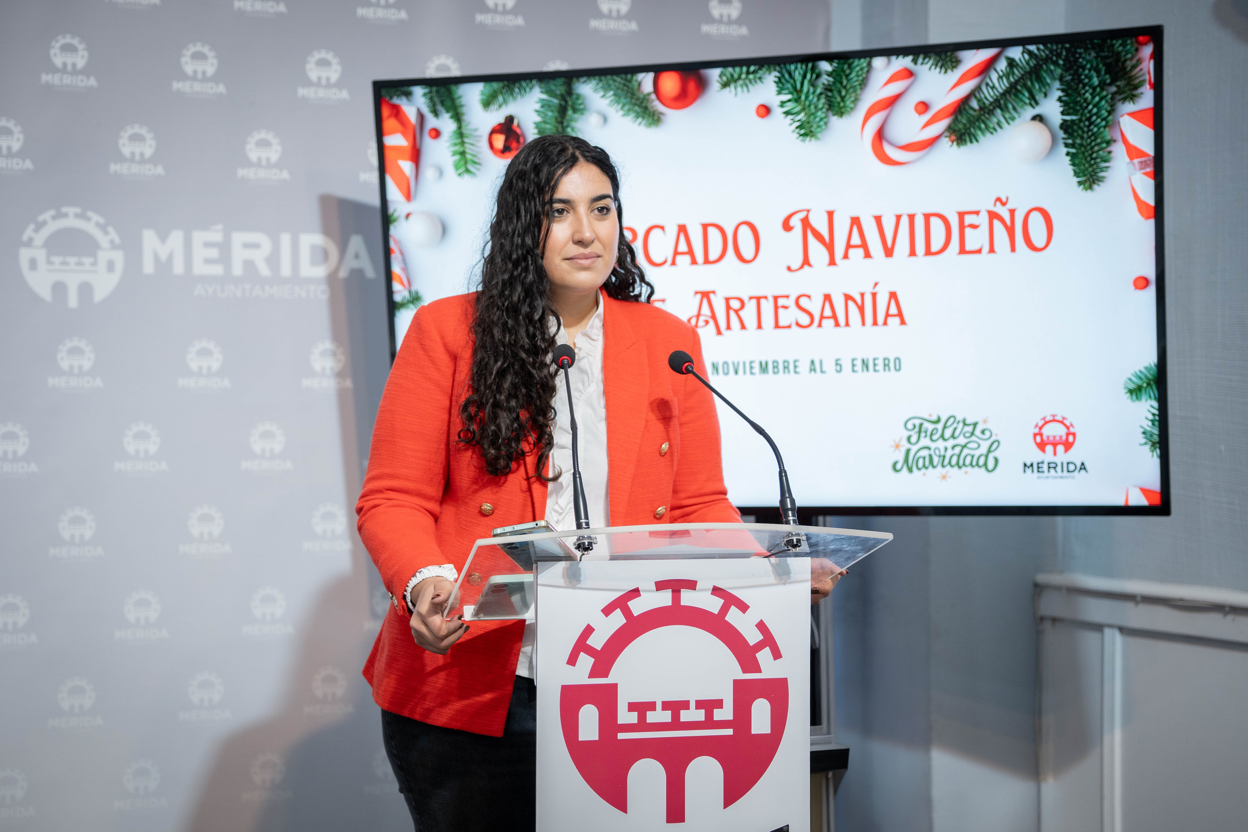 Laura Iglesias presenta la instalación del Mercado de Navidad en Mérida