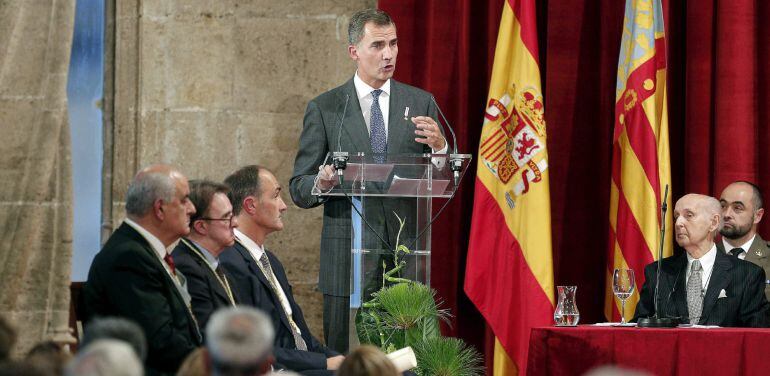 GRA394. VALENCIA, 02/10/2015.- El rey Felipe VI, durante su intervención en la entrega hoy, en la Lonja de Valencia, de los Premios Jaime I 2015 de investigación, economía, medio ambiente, nuevas tecnologías y emprendedor, y que distinguen, en la modalidad de compromiso social, a la Asociación Española contra el Cáncer. EFE/Manuel Bruque