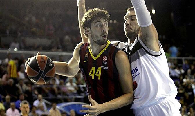 Ante Tomic controla el balón ante Dejan Musli