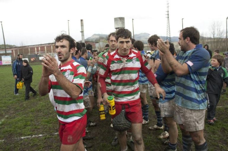 Los jugadores del Hernani celebra la permanencia