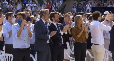 Pablo Casado también se ha levantado para aplaudir y homenajear a Barberá