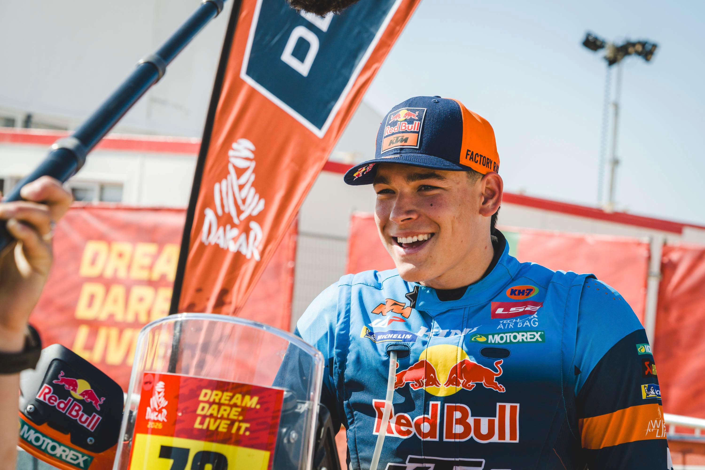 El español Canet se impone en el prólogo de motos