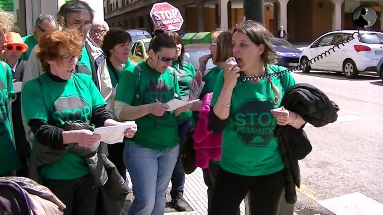 Miembros de la PAH protestan contra la ejecución de un desahucio