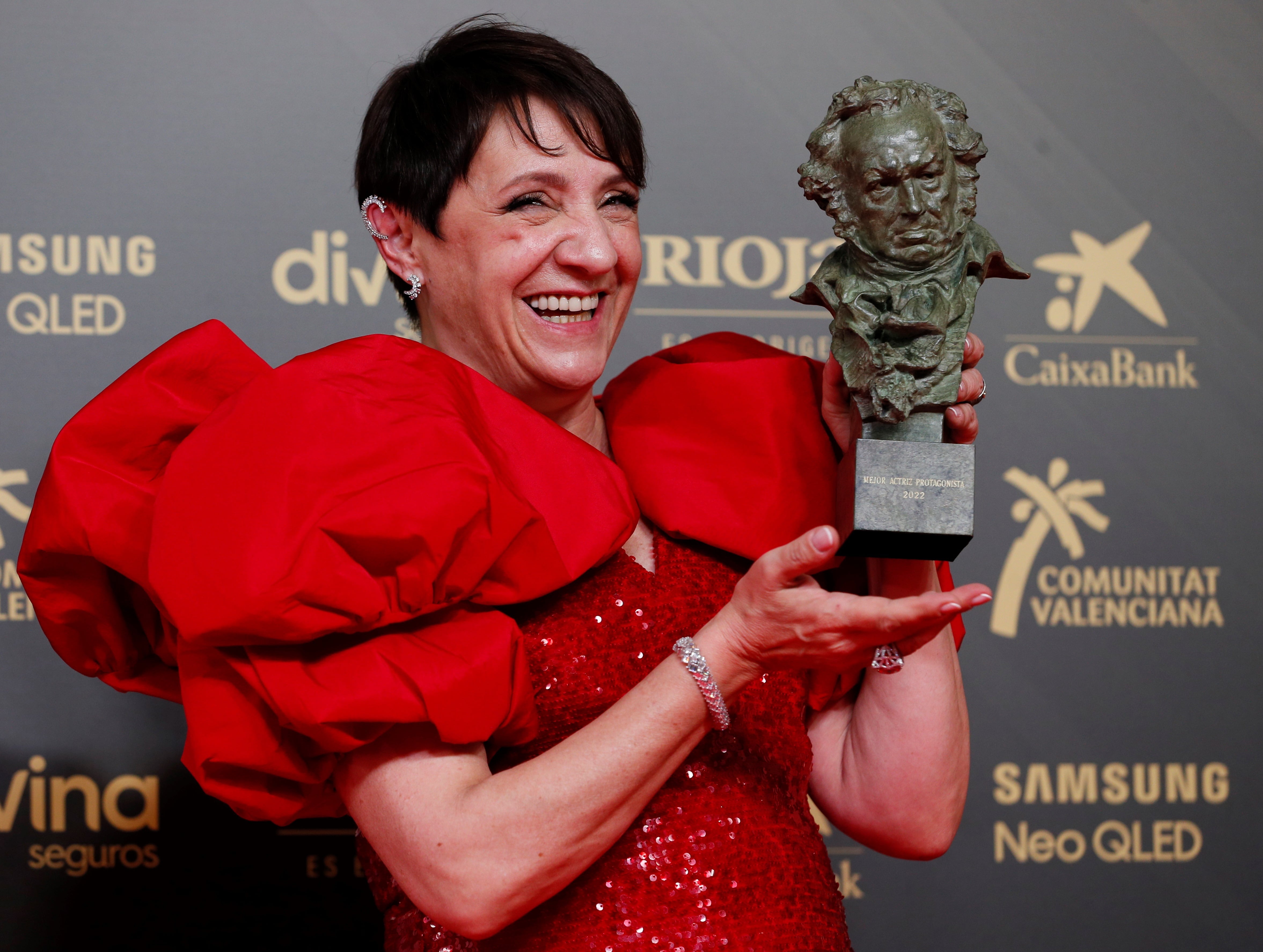 La actriz Blanca Portillo posa con el Goya a "Mejor actriz protagonista" por su trabajo en "Maixabel"