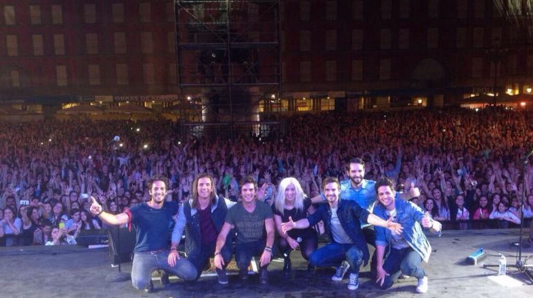 Los componentes del grupo madrileño DVicio posan junto a Cristina Boscá y Jorge Sánchez en el Concierto 90 Aniversario de Radio Madrid.