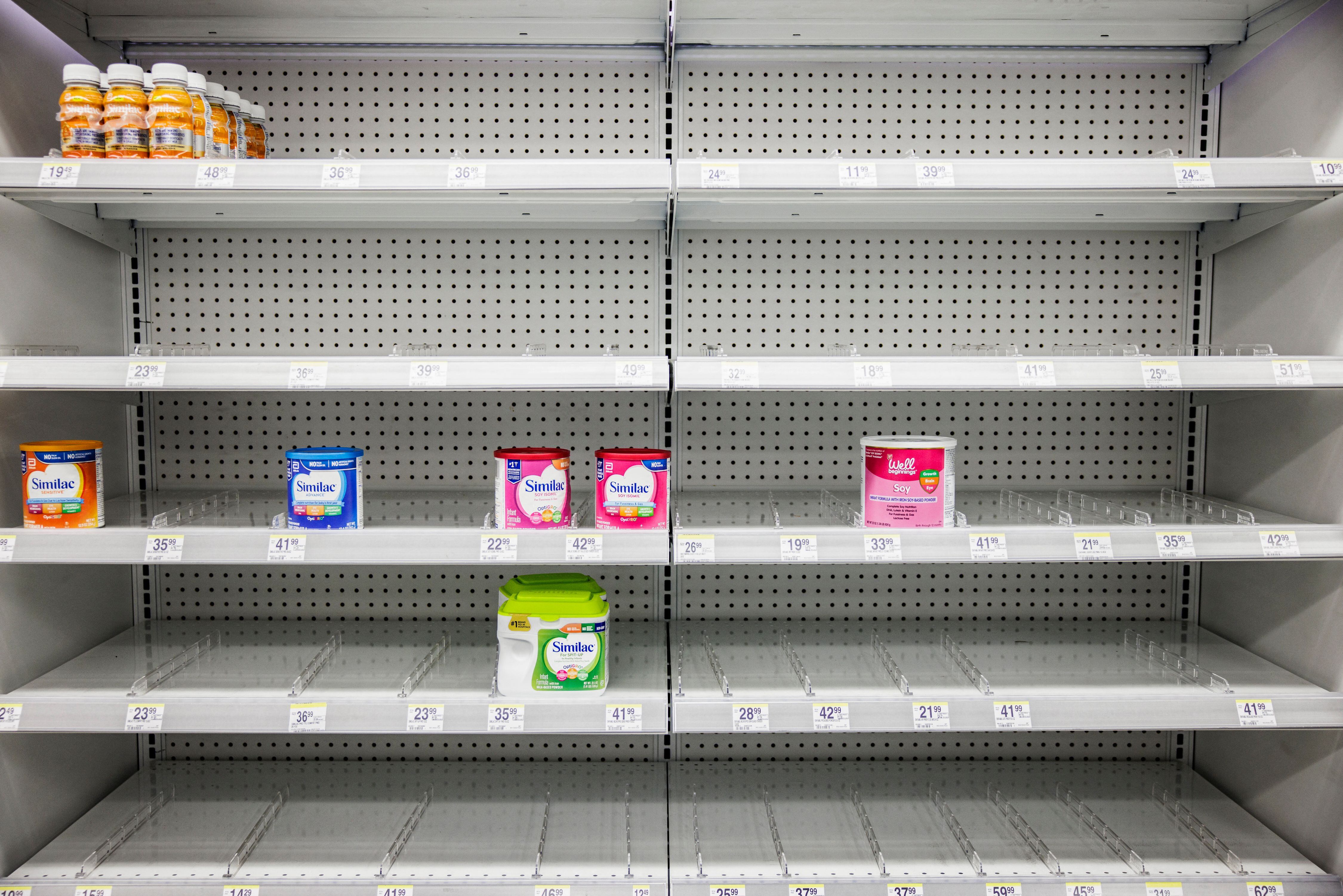 Las estanterías de la leche en polvo, prácticamente vacías en una tienda de Washington