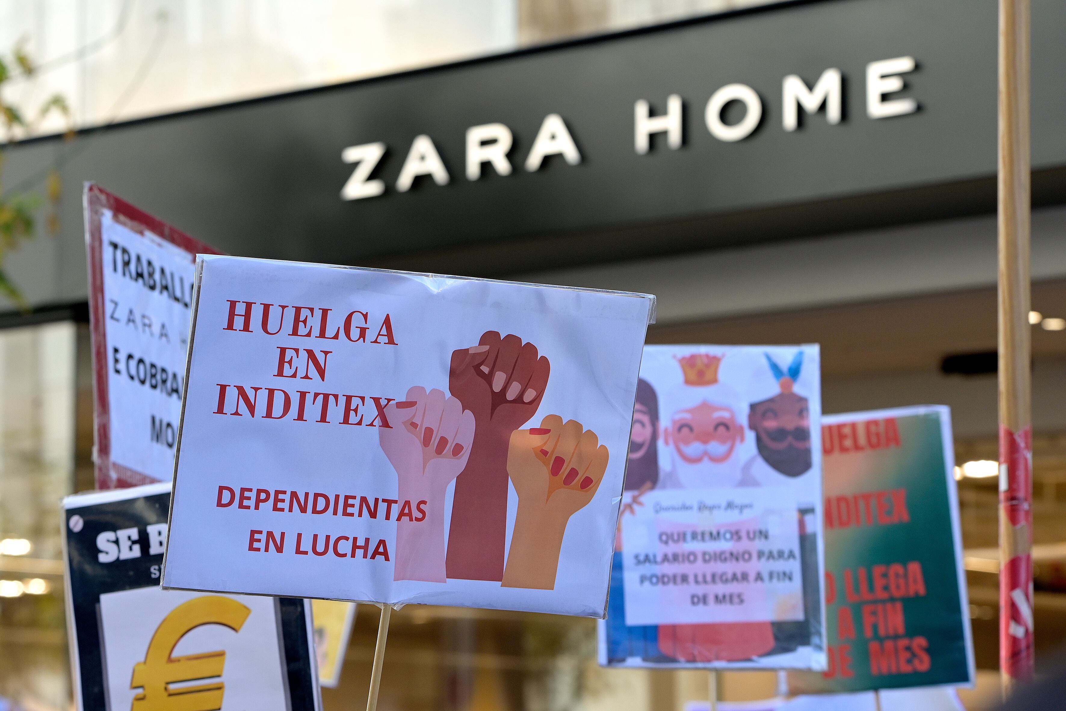 Huelga de las trabajadoras de Inditex en A Coruña.