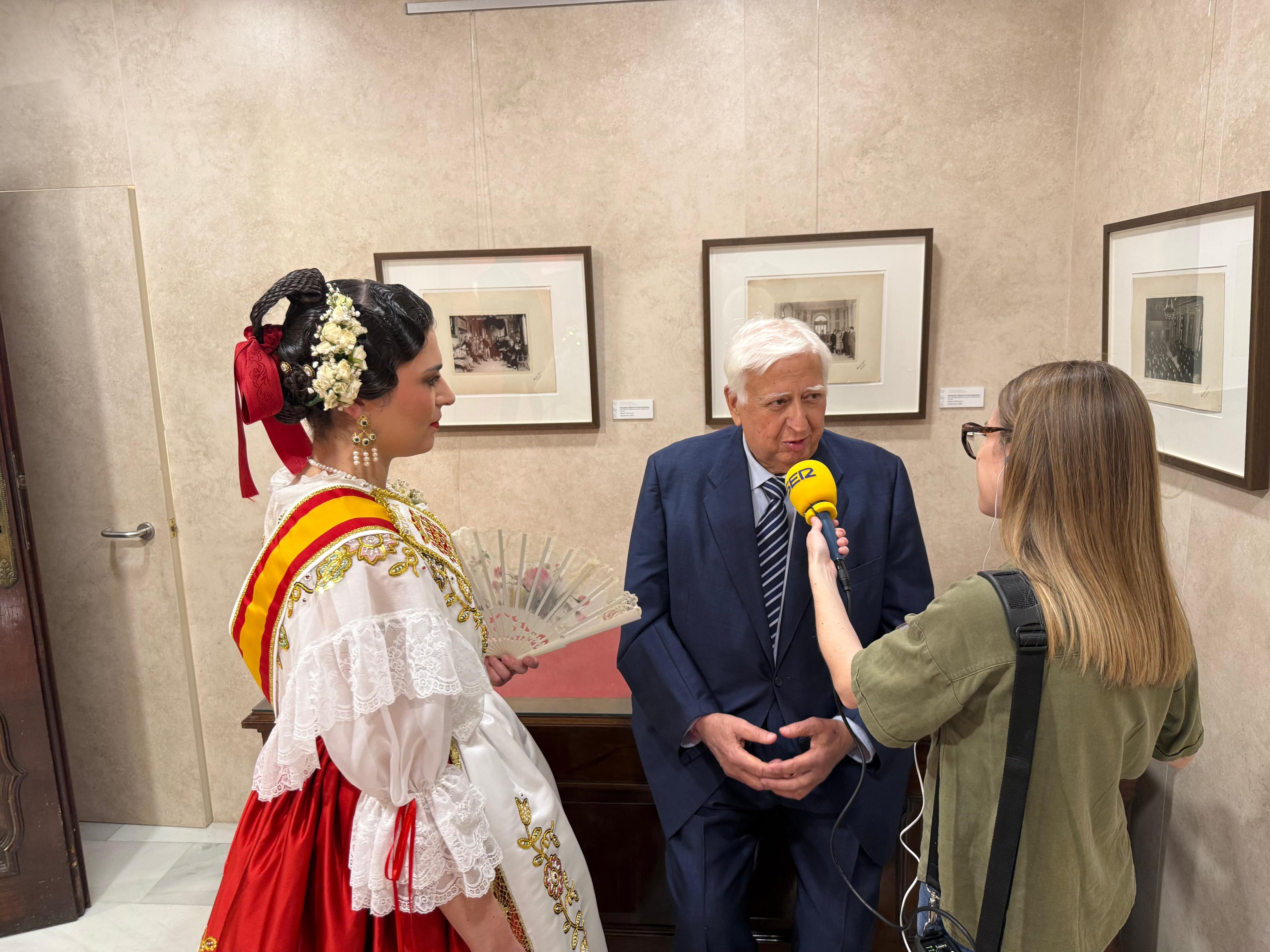 Ángela Muñoz Briones, Reina de la Huerta 2026, y Juan García Serrano, presidente de la Federación de Peñas Huertanas, durante su entrevista con Ana López en Hoy por Hoy Murcia.
