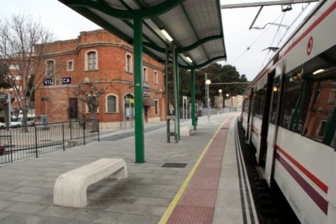 Imatge de l&#039;anada de l&#039;estació de Vila-seca amb un tren de rodalies aturat.