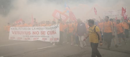 Los trabajadores de Vesuvius llegan a la calle Uría de Oviedo tras caminar desde la factoría de Langreo, entre cánticos, petardos y vengalas