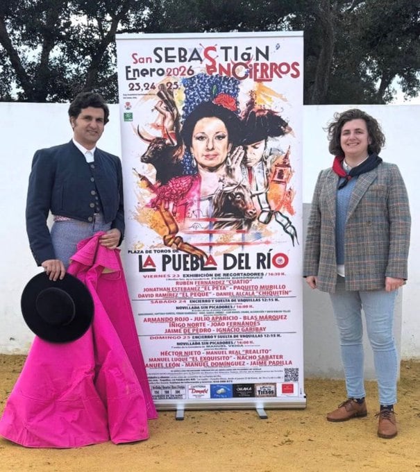 Morante de la Puebla y la alcaldesa de la localidad, Lola Prósper, flanquean los carteles del San Sebastián 2026