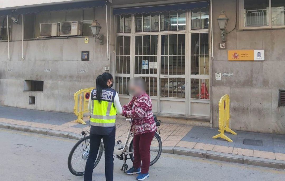 Momento de la entrega de la bicicleta a su propietaria