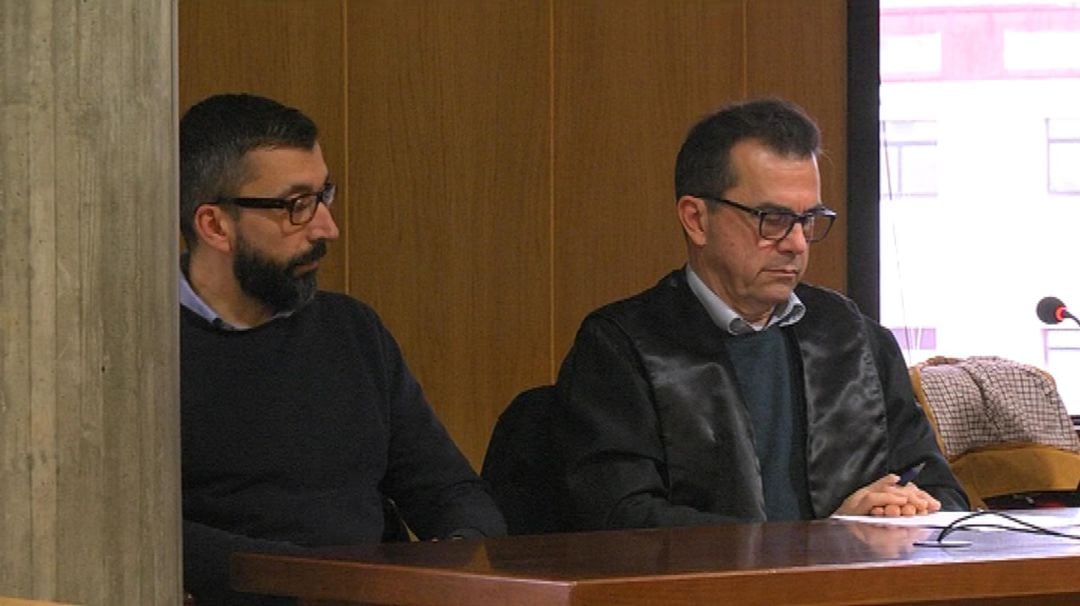 César Adrio (izq) escucha el veredicto del jurado en presencia de su abogado