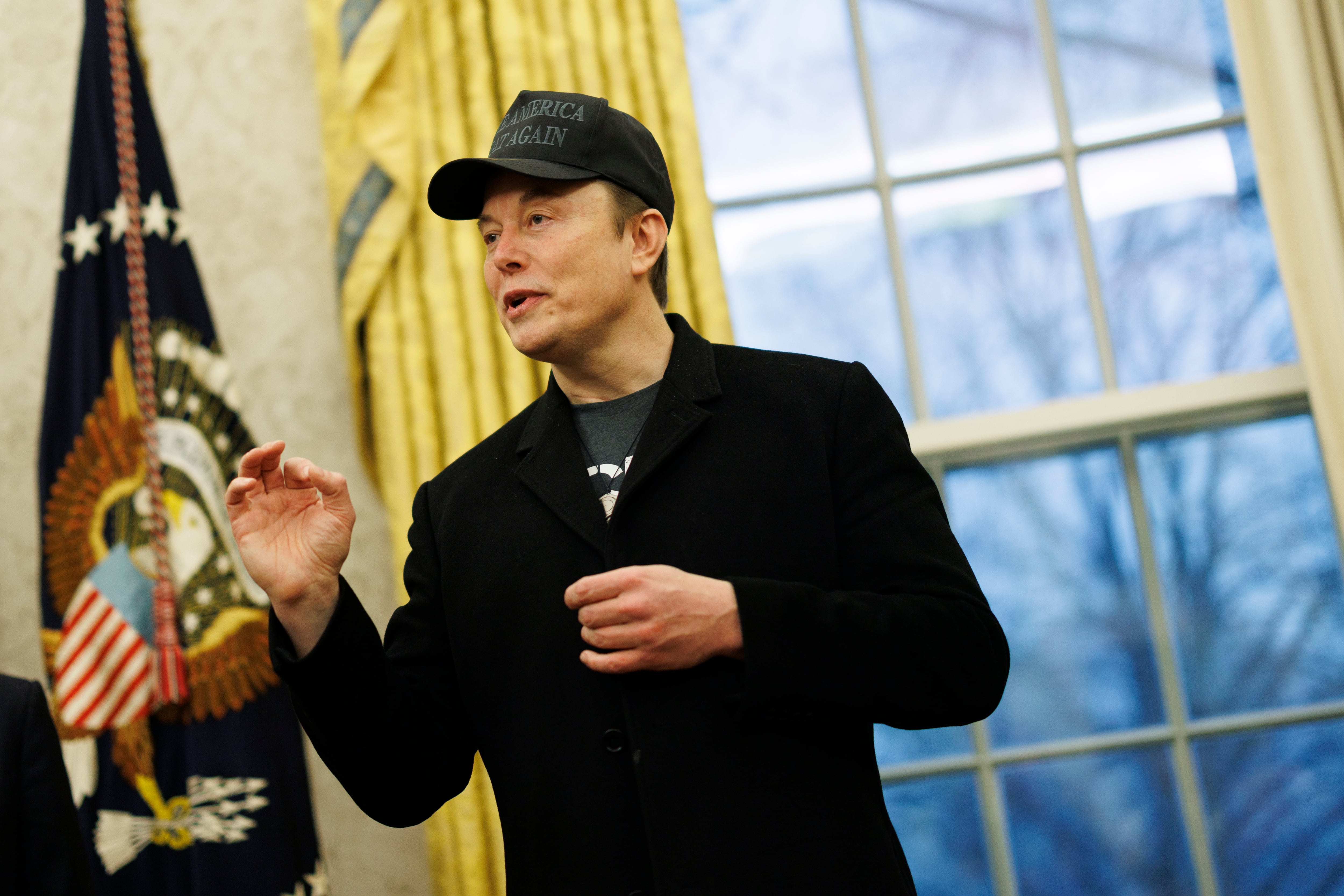 El empresario estadounidense y empleado especial del Gobierno de Estados Unidos, Elon Musk, durante una reunión con el presidente estadounidense, Donald J. Trump, en el Despacho Oval de la Casa Blanca