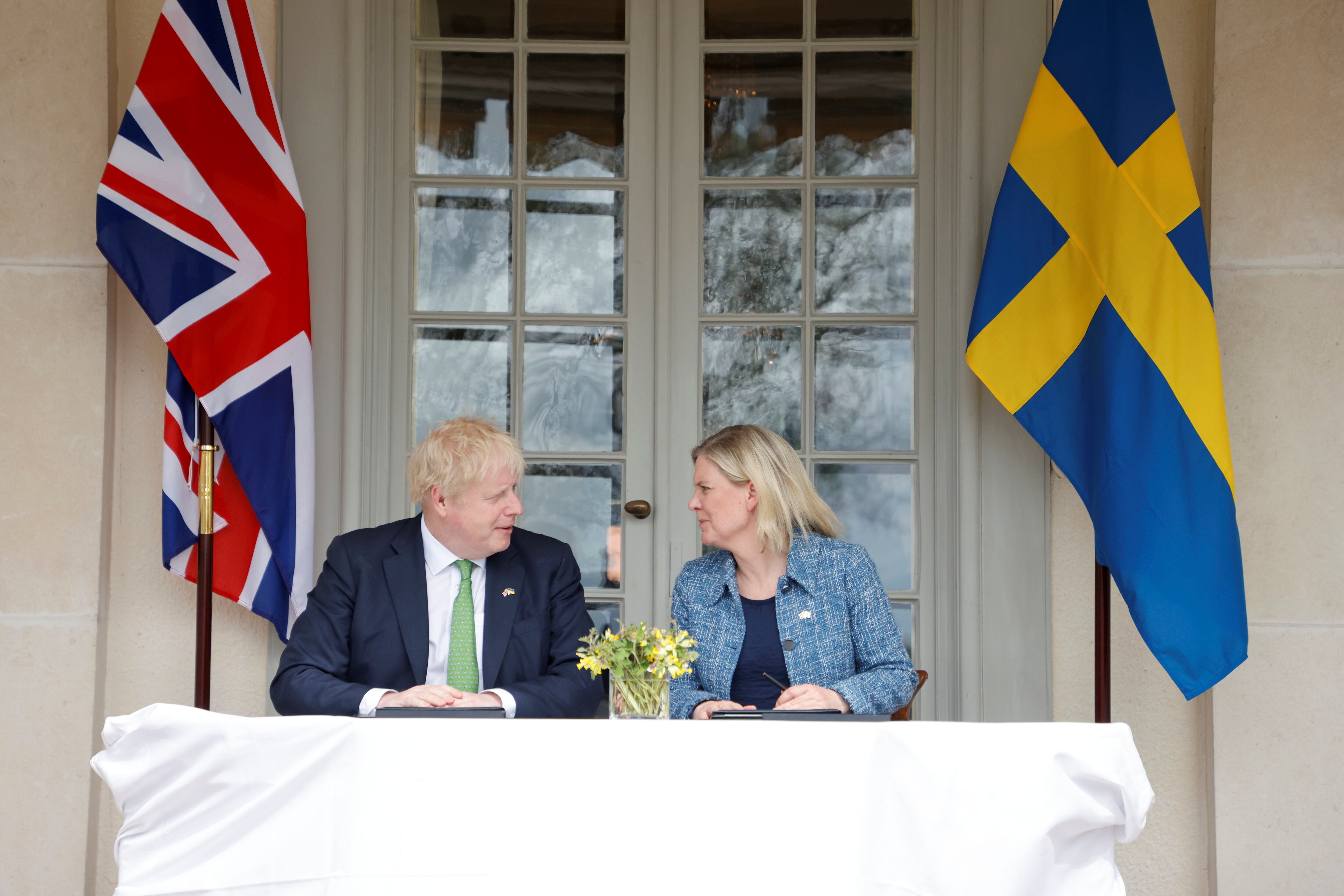 El primer ministro británico, Boris Johnson, y su homóloga sueca, Magdalena Andersson