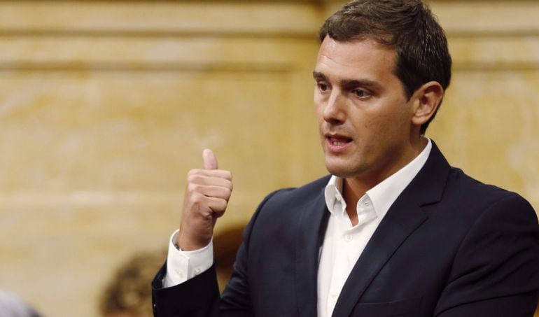 El presidente de Ciudadanos, Albert Rivera, plantea una pregunta al presidente de la Generalitat, Artur Mas, durante el último pleno de la legislatura en el Parlament de Cataluña que incluye la sesión de control al gobierno catalán. 