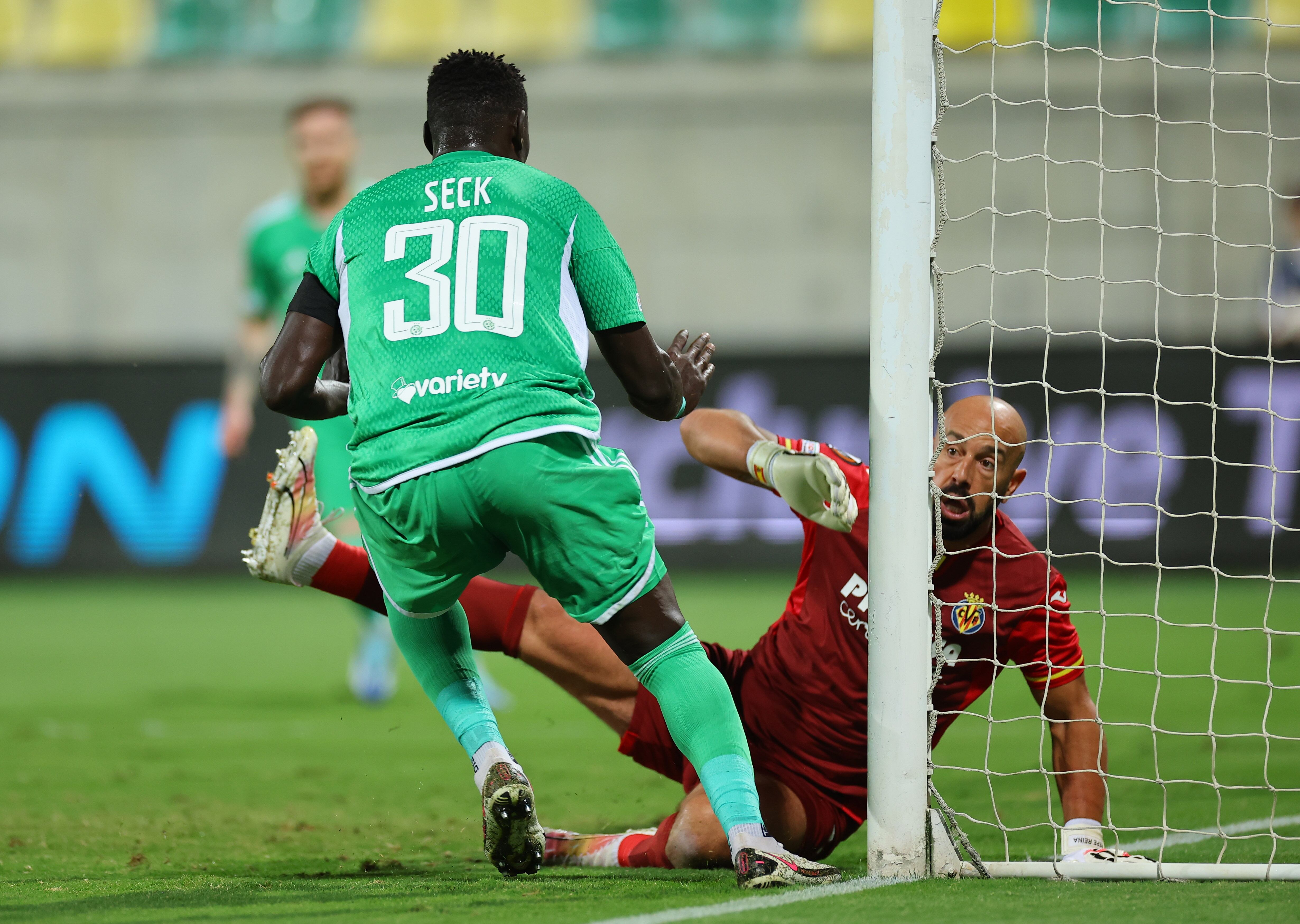 Larnaca (Cyprus), 09/11/2023.- Abdoulaye Seck of Maccabi Haifa scores the the opening goal against Villarreal goalkeeper Pepe Reina during the UEFA Europa League Group F match between Maccabi Haifa and Villarreal in Larnaca, Cyprus, 09 November 2023. (Chipre) EFE/EPA/STR
