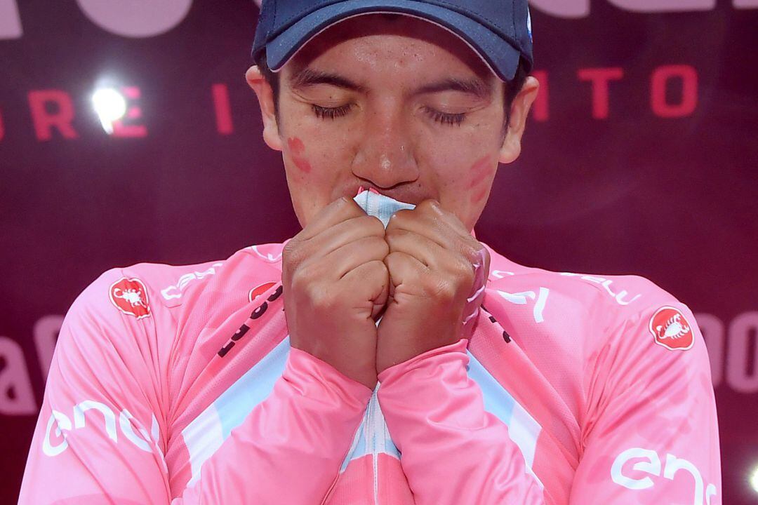 Carapaz se besa la maglia rosa conseguida en la 14ª etapa