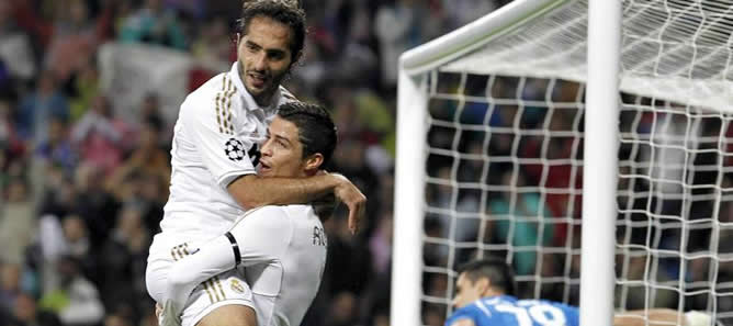 El delantero portugués del Real Madrid, Cristiano Ronaldo celebra con su compañero Hamit Altintop la consecución del primer gol de su equipo ante el Apoel Nicosia, durante el partido correspondiente a los cuartos de final de la Liga de Campeones que se di