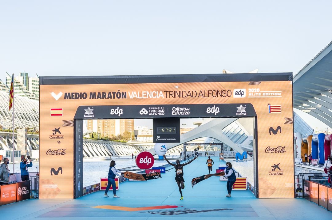 Llegada del ganador del Medio Maratón Valencia Trinidad Alfonso a la meta. 