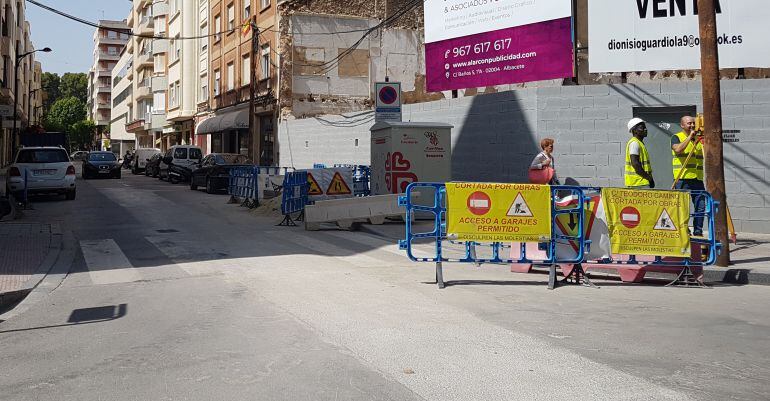 La calle Teodoro Camino sigue cortada