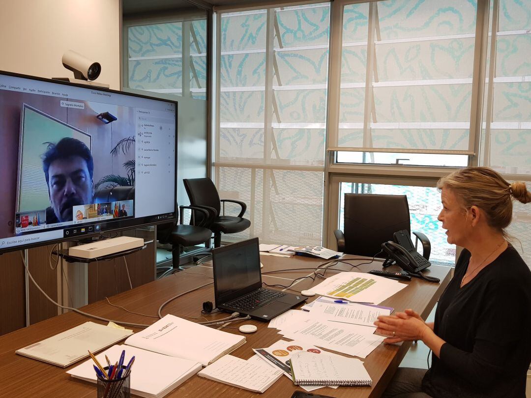 La consellera de Justicia e Interior, Gabriela Bravo, en un momento de su videoconferencia con el alcalde de Alicante, Luis Barcala.