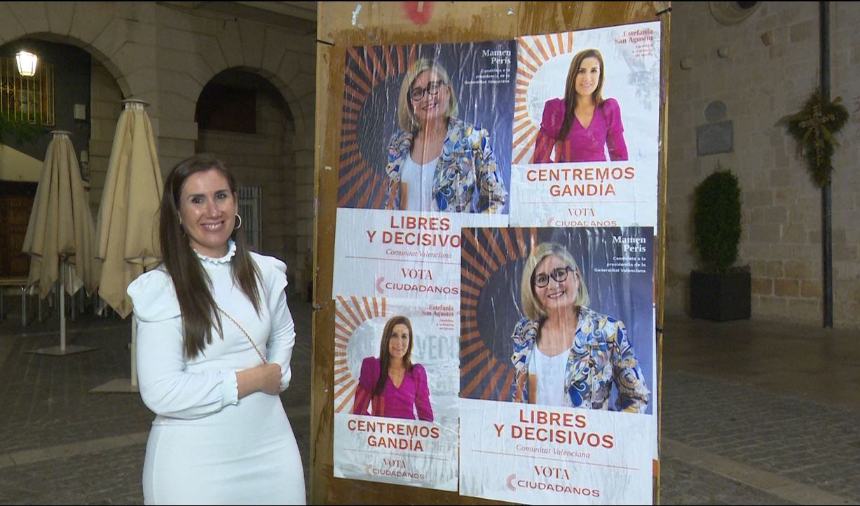 Estefanía San Agustín, candidata de Ciudadanos a la alcaldía de Gandia, posando junto a los primeros carteles pegados por la formación.