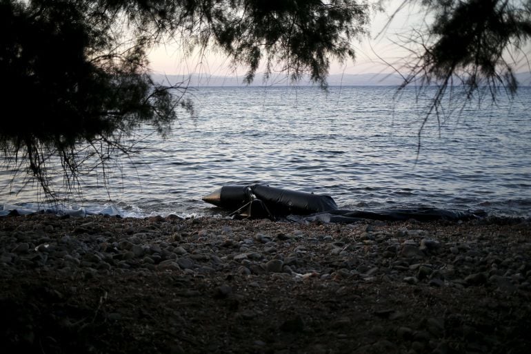Una barca desinflada en una isla griega recuerda la llegada continua de refugiados