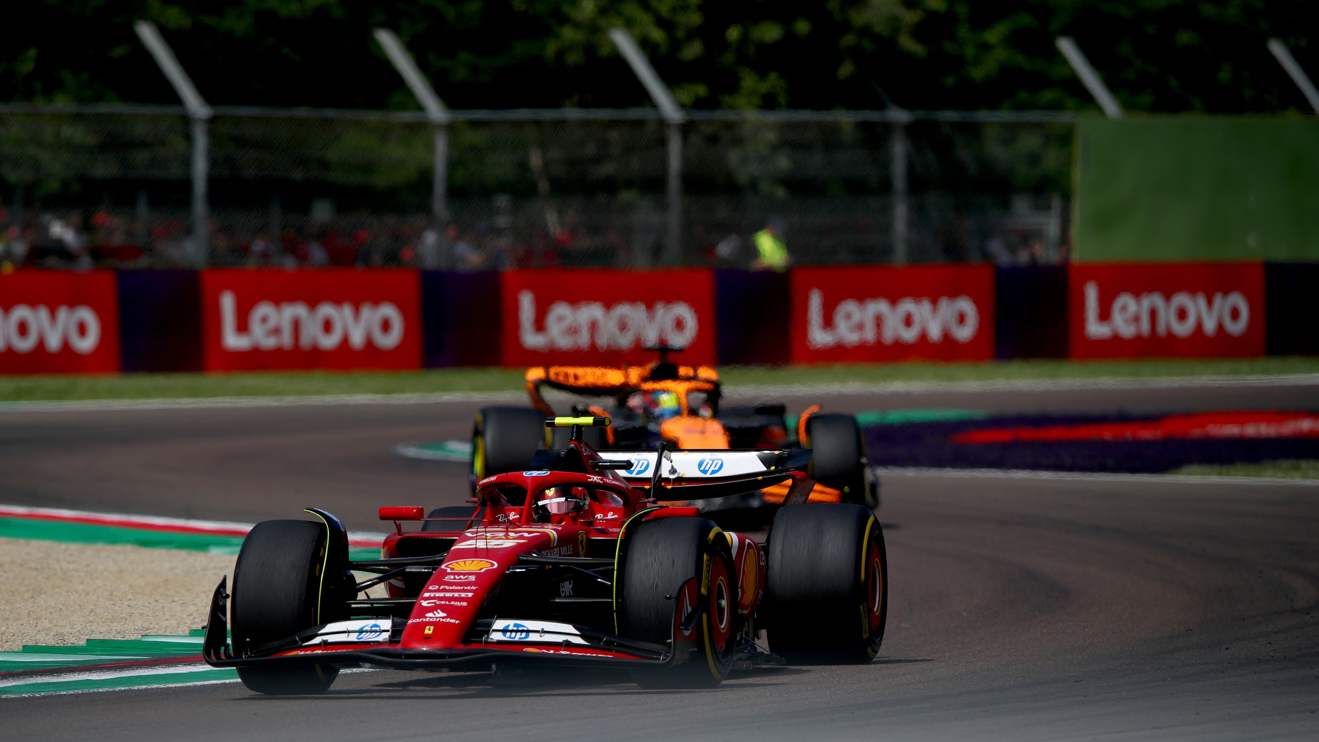 Carlos Sainz se defiende de Oscar Paistri durante el GP de la Emilia Romaña de F1