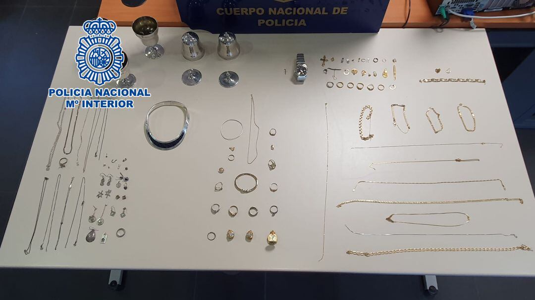 Material incautado por los agentes 