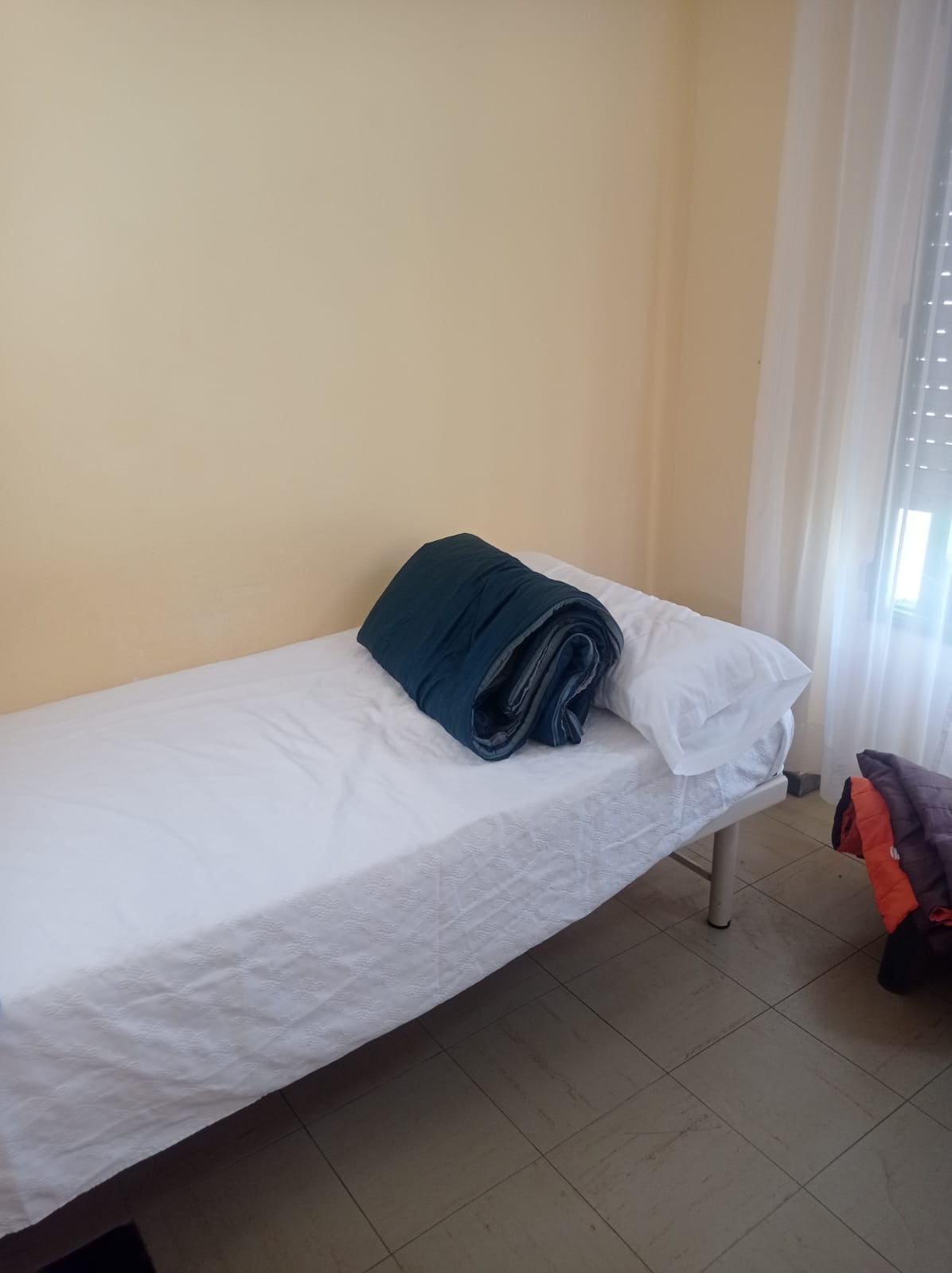 La cama austera donde vive Chema Tante