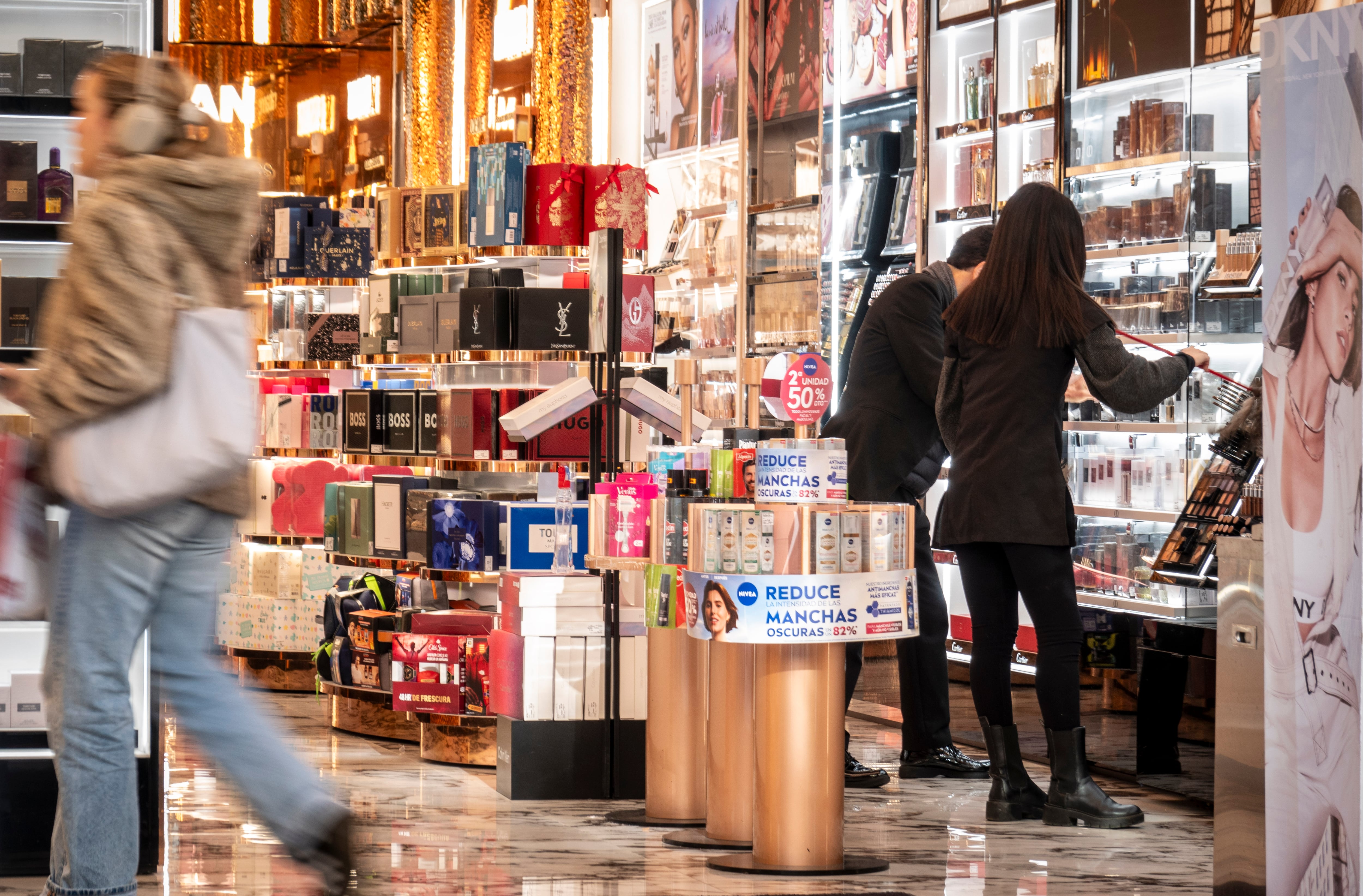 Dos dependientes trabajan en un comercio este martes en San Sebastián. El paro registrado en Euskadi ha subido en enero, un mes en el que habitualmente se incrementa el número de desempleados, en 1.981 personas respecto a diciembre, lo que supone un ascenso del 1,84 % hasta situar el número total en 109.361.