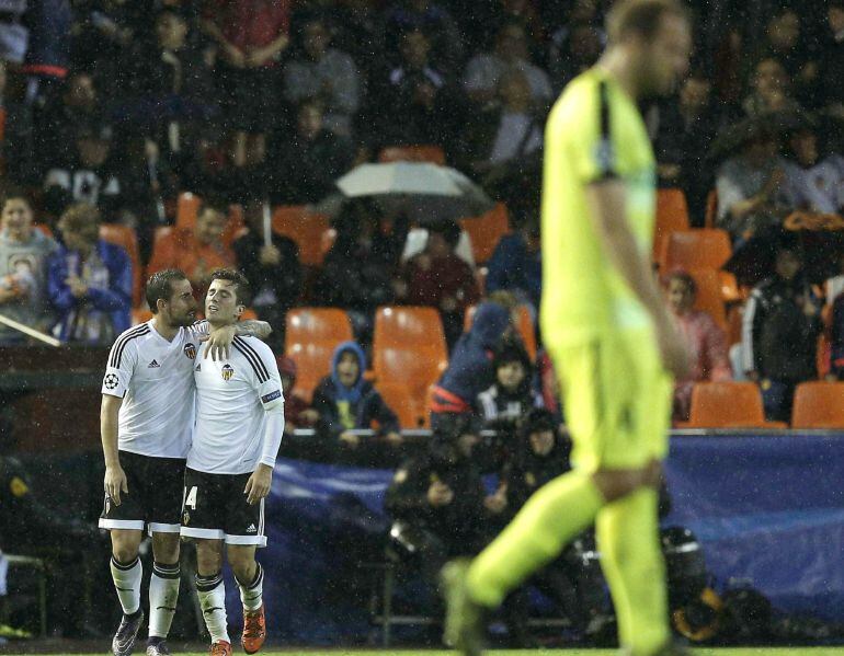 Los jugadores del Valencia, José Luis Gayá y Paco Alcacer, celebran el segundo gol del equipo valencianista