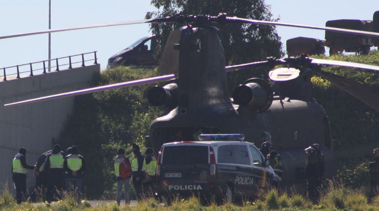 Momento del traslado de los yihadistas detenidos hacia el helicóptero 