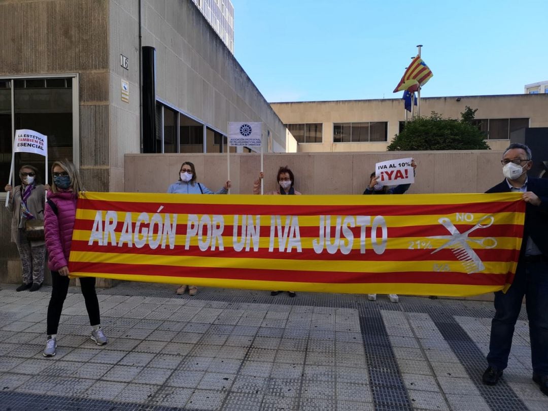 Concentración de trabajadores del sector de la peluquería, belleza y estética en la sede de la Agencia Tributaria en Zaragoza 