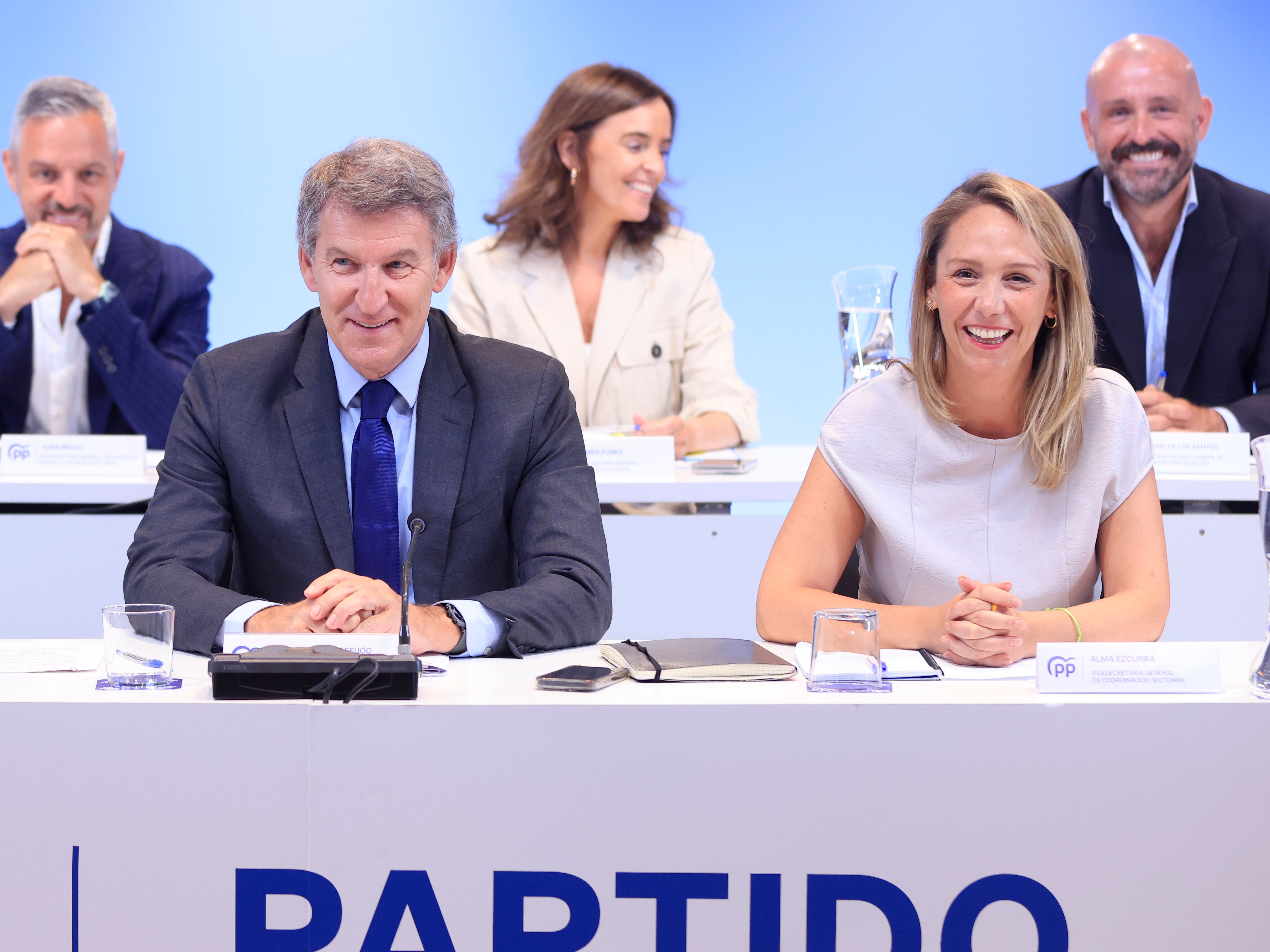 El líder del PP, Alberto Núñez Feijóo junto a la  vicesecretaria de Coordinación Sectorial del PP Alma Ezcurra durante la reunión del Comité Ejecutivo Nacional del PP