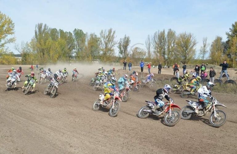 Los participantes sobre la tierra del circuito ribereño en una prueba anterior.